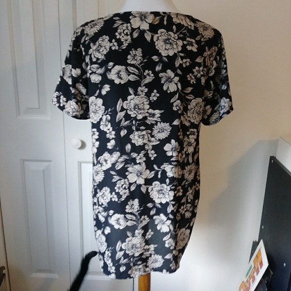 Beautiful floral forever 21 short sleeve blouse - Picture 4 of 5